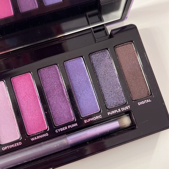 URBAN DECAY NAKED ULTRAVIOLET EYESHADOW PALETTE - Picture 4 of 4